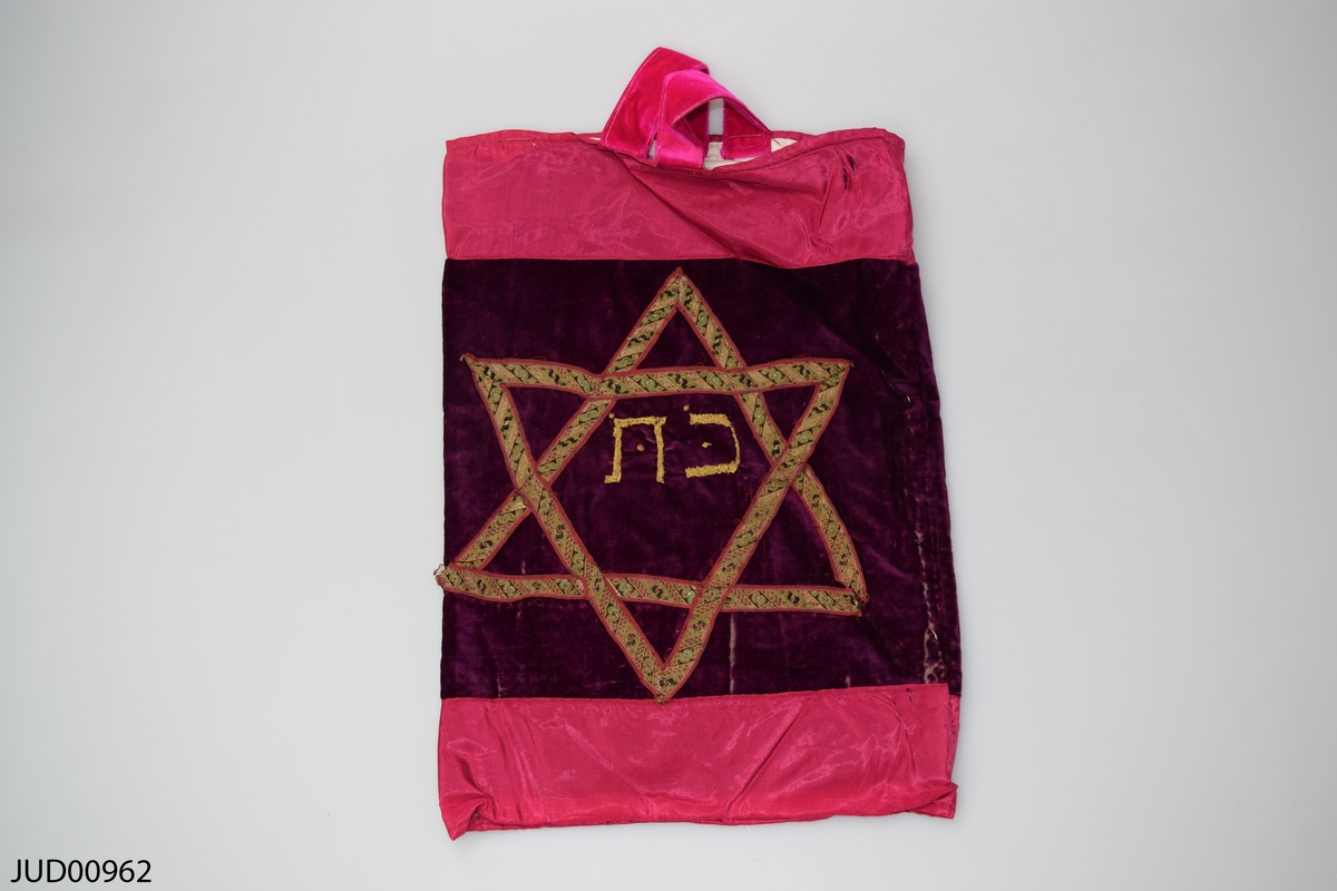 Davidsstjärna i textilband och två bokstäver: kaf tet (keter Torah=torahns krona)