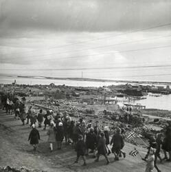 17. mai 1945 i Vadsø. Barnetog og ruiner.