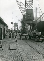 Lossing av gods på Oslo havn. 1940-tallet.
