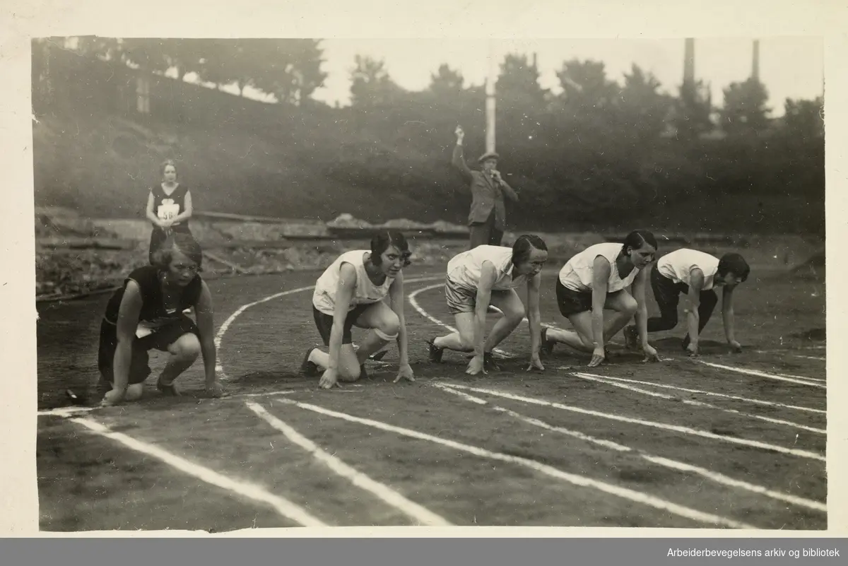 Kvinnelige friidrettsutøvere. AIF. Løpskonkurranse. Slutten av 1920-årene.