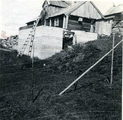 Haugen, bygging av nytt fjøs, her ser me murane. ca 1942.