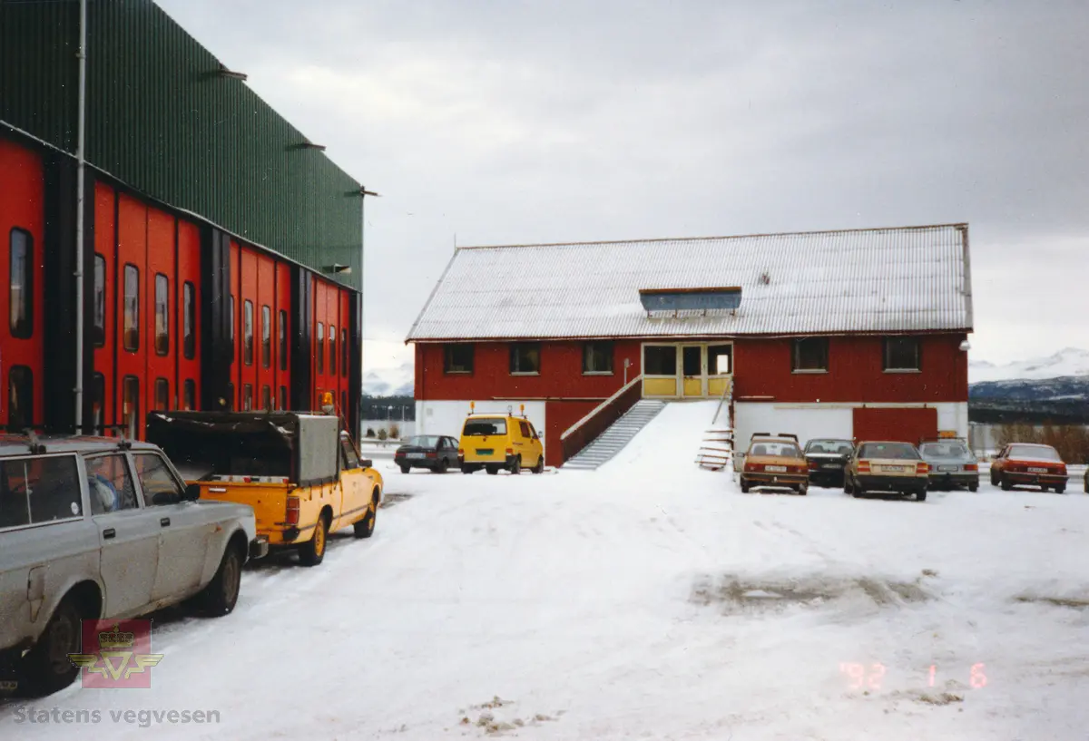 Molde vegstasjon, "låven" på Årø, hvor de holdt til fra 1982 til 1992. 

Utenfra ser bygget ut som en låve, men inne er det ingen ting som tyder på det. I 1982 ble bygget kjøpt av vegvesenet og hvor Molde vegstasjon holdt til frem til ny vegstasjon ble innviet i 1992.

Molde vegstasjon var hovedsete for vedlikeholdsområdet  som omfattet kommunene Molde, Fræna, Eide, Aukra, Midsund og Sandøy.

Stasjonen hadde ført en omflakkende tilværelse. Etter noen år på to rom i det gamle vaskeriet på Reknes flyttet stasjonen til Årø, på andre siden av byen. Brakketilværelsen tok slutt da stasjonen flyttet inn i en av de såkalte «Pionerboligene». Fra 1982 og frem til ny stasjon stod ferdig i 1992 holdt de til på "låven" i Årøkrysset, med liten plass til kontor og lager.

Byggingen av ny Molde vegstasjon startet 26. august 1991 på et industriområde i Årødalen. Den nye vegstasjonen ble bygd etter en annen modell enn hva som tidligere var benyttet i fylket. Anlegget var delt i 2 separate bygningsdeler. Bygningen som inneholdt kontorer og sosiale rom var plassert foran på tomten. Lager og garasjebygget var plassert tilbaketrukket på tomtas vestre side.

15. mai 1992 åpnet den nye vegstasjonen i Gammelseterlia i Årødalen. Den nye vegstasjonen, med en prislapp på vel 10,7 millioner kroner, hadde et bruttoareal på ca 1 263 m². Kontor og sosiale rom var på 551 m², mens lager og garasjebygget var på 712 m². I tillegg var det satt av plass til en vegtrafikksentral for Møre og Romsdal og dataovervåking av trafikken i Fannefjordtunnelen.

(Kilder: Statens vegvesen i Møre og Romsdal sitt interne magasin «Veg og Virke, nr.2/83, 3/91og 2/92.)
