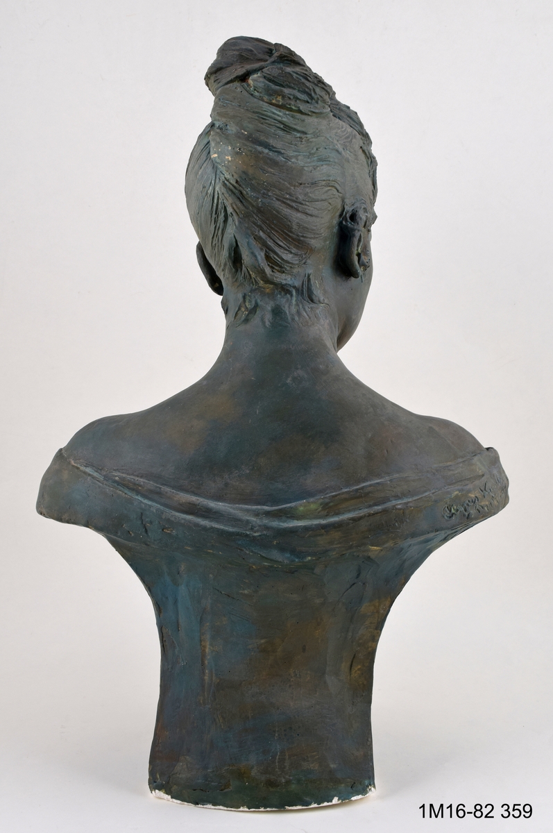 Skulptur, föreställande Fru Olga de la Cruz-Broschell f. Kjellberg.
