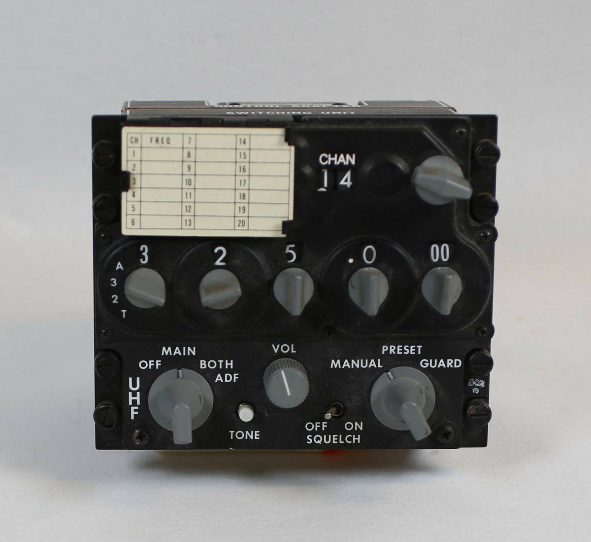 UHF Radio Control Panel til bruk i fly. Opererer på 225-399.975 MHz. Mulighet for 20 forhåndsinnstilte kanaler.