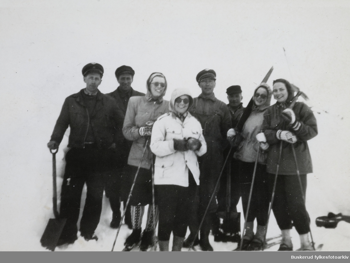 Ved Finse f.v. Kristian Bråten, Kåre Endrerud, fire sykepleiere som ferierte på Låghelleren i påsken 1949, Kristian Flåten og Sverre Helleved