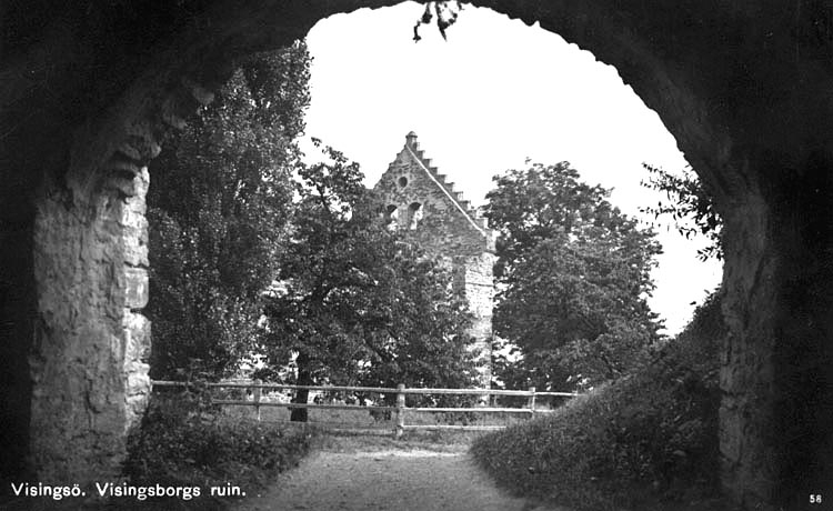Genom ingången i vallgraven ser man en del av Visingsborgs slottsruin på Visingsö.