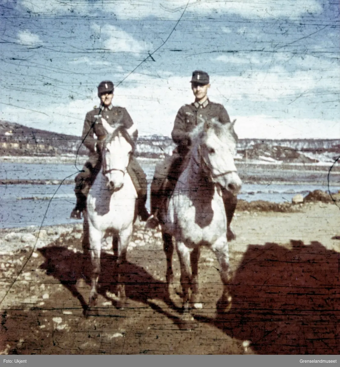 To offiserer til hest. Det kan se ut som om de er i Soldatbukta i Kirkenes. 