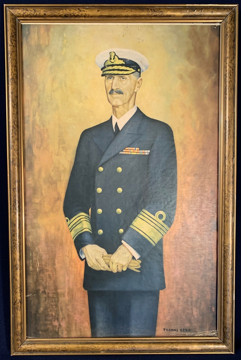 Kong Haakon i Marinens uniform med symbol for utmerkingar.