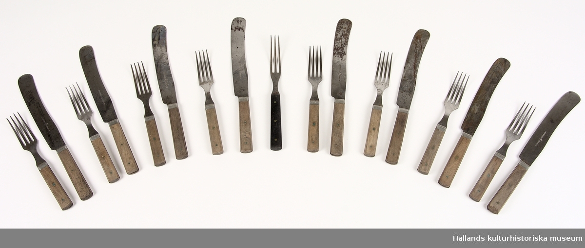 Bestickset bestående av 8 par gafflar och knivar samt en udda gaffel.

A-H: 8 stycken par knivar och gafflar av stål med skaft av trä. Skaften hålls ihop med 2 stycken nitar tillverkade av någon typ av kopparlegering. Gafflarna har 4 stycken tänder. Tillverkare: Jernbolaget Eskilstuna

I: 1 Gaffel av stål med skaft av trä. Skaftet hålls ihop med 3 stycken nitar av någon typ av kopparlegering. Gaffeln har 3 stycken tänder. Troligtvis kanadensiskt ursprung