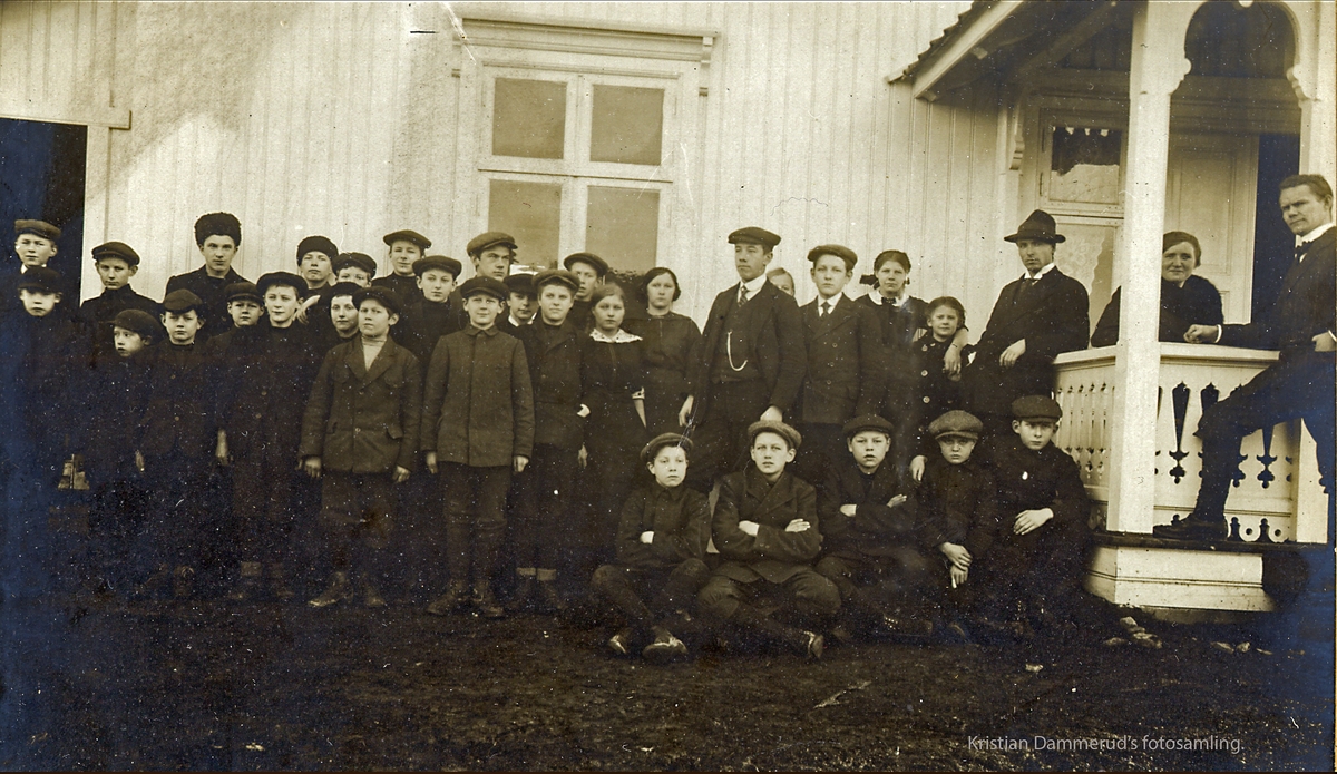 Elever og lærere ved B.A. Grimelands Middelskole på Bjørkelangen