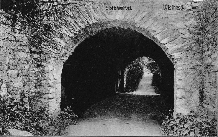 Porten i skyddsvallen vid Visingsborgs slottsruin på Visingsö.