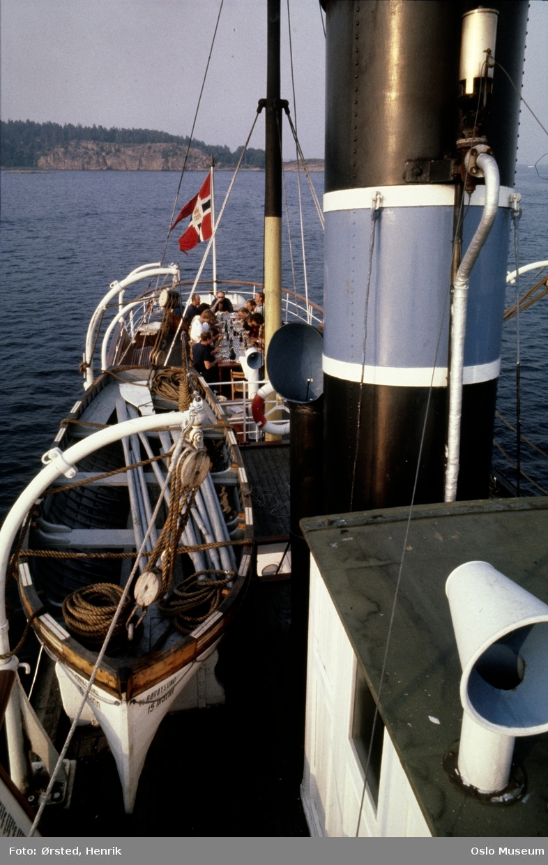 veteranbåtstevne, D/S Børøysund, dekk, livbåt, skorstein, mennesker, måltid, flagg, fjord
