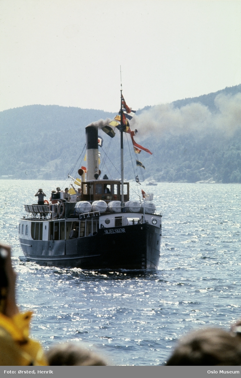 veteranbåtstevne, fjord, D/S Skjelskør, signalflagg, mennesker