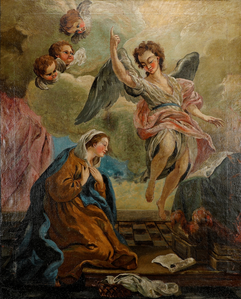 "Skildringen av motivet i Maria bebudelse sentreres rundt to personer, Jomfru Maria til venstre
og engelen Gabriel til høyre i komposisjonen (fig. 1, s. 68). Engelen er på vei ned fra
himmelen, men har ennå ikke satt sine føtter på jorden. Vinden i engelens vinger kan
fremdeles skimtes. Jomfru Maria har nettopp oppdaget det uanmeldte besøket, og reagerer
med en forskrekket, men samtidig ydmyk, mine. Hun kneler foran sin lesepult, på en
gulvavsats, med hendene tett sammenknyttet til brystet. Gabriel har reist den høyre hånden i
en triumfatorisk hilsen. Som vitner til hendelsen tumler tre englehoder rundt i himmelen
øverst til venstre. Rommet er en blanding av eksteriør og interiør. Skyene rundt Gabriel følger
med inn i interiøret, forbi draperiet til venstre og ned på gulvflisene der Jomfru Maria sitter. " (Flogstad, Lina Wulff, 2007. "Konservering av et 1700-talls lerretsmaleri. Overmalinger får bli. Masteroppgave i malerikonservering ved Universitetet i Oslo".)