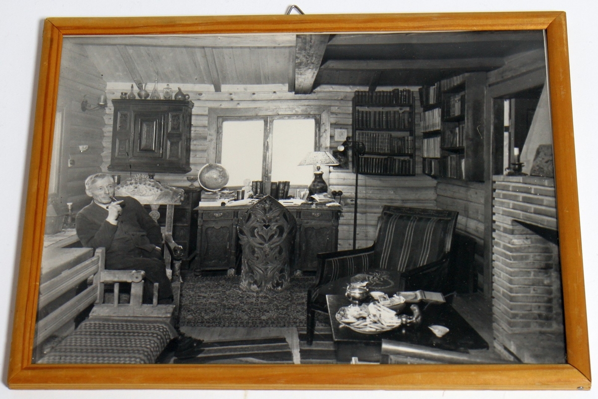 Fotografi av diktaren Henrik Rytter på 70-årsdagen 18. januar 1947. Dagbladet vitja ein nybakt huseigar i peisestova på Rytterhaugen. Biletet er i glas og ramme, og måla er 25 x 19 cm.