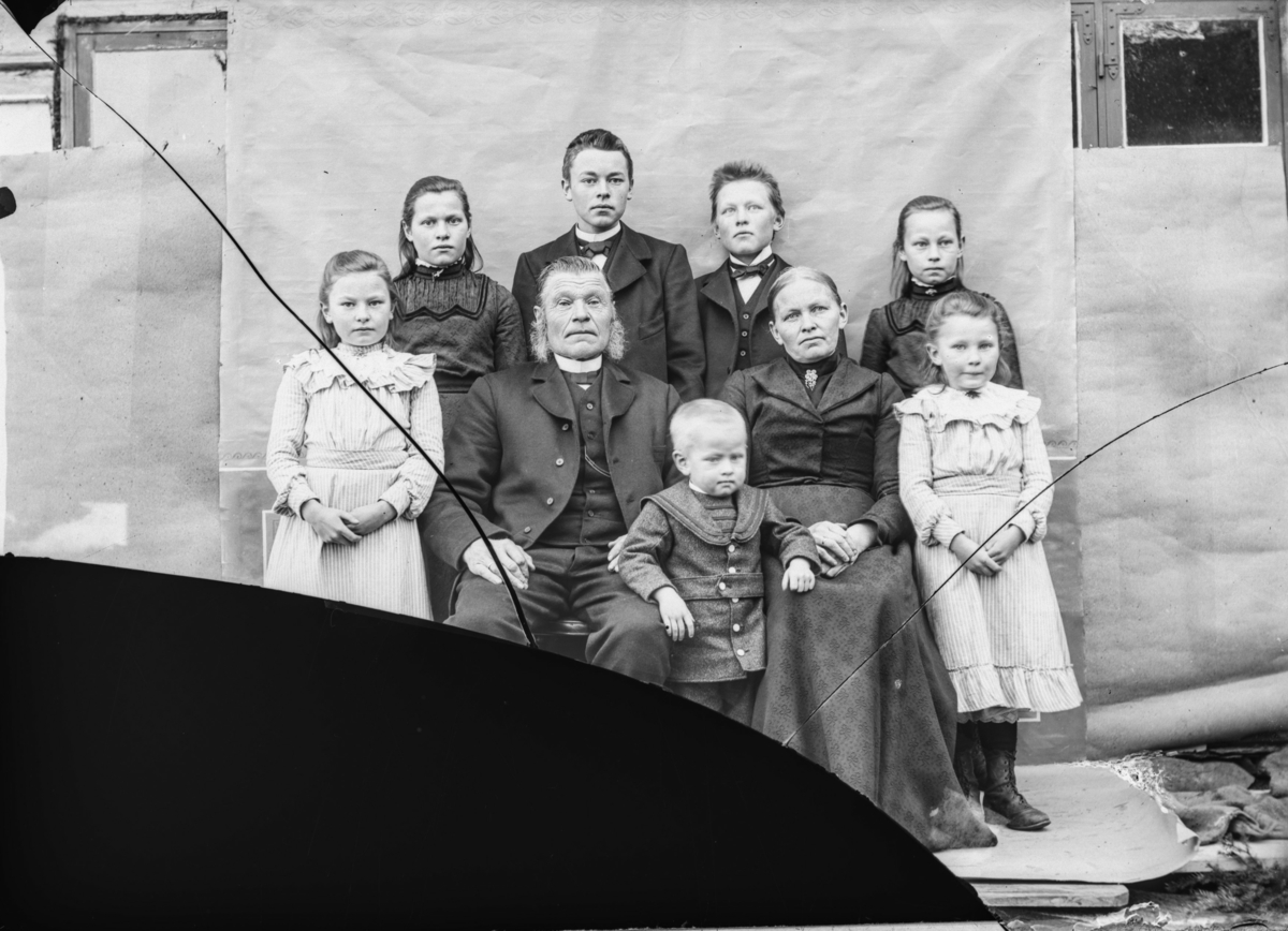 Gruppebilde av familie i Nordre Grønlien