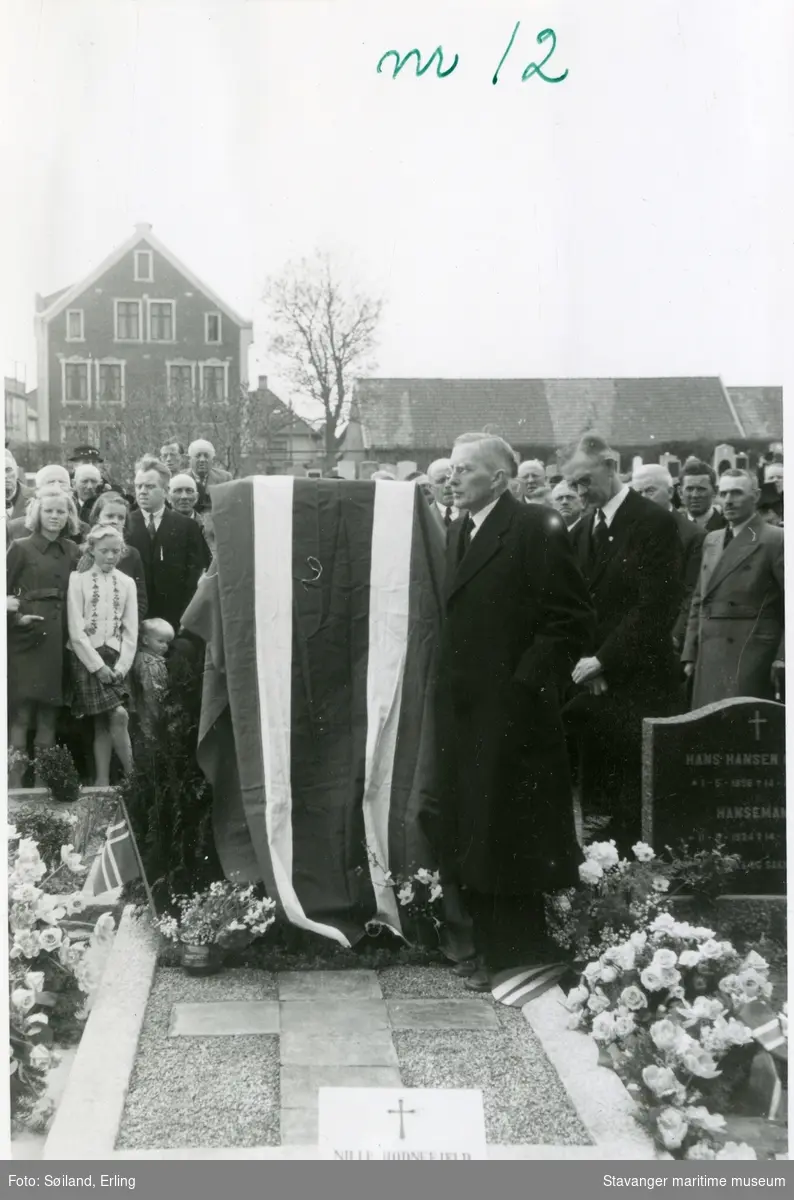 Avduking av minnesmerke for de falne på Æger, torpedobåten "Æger", på Hetland kirkegård.
