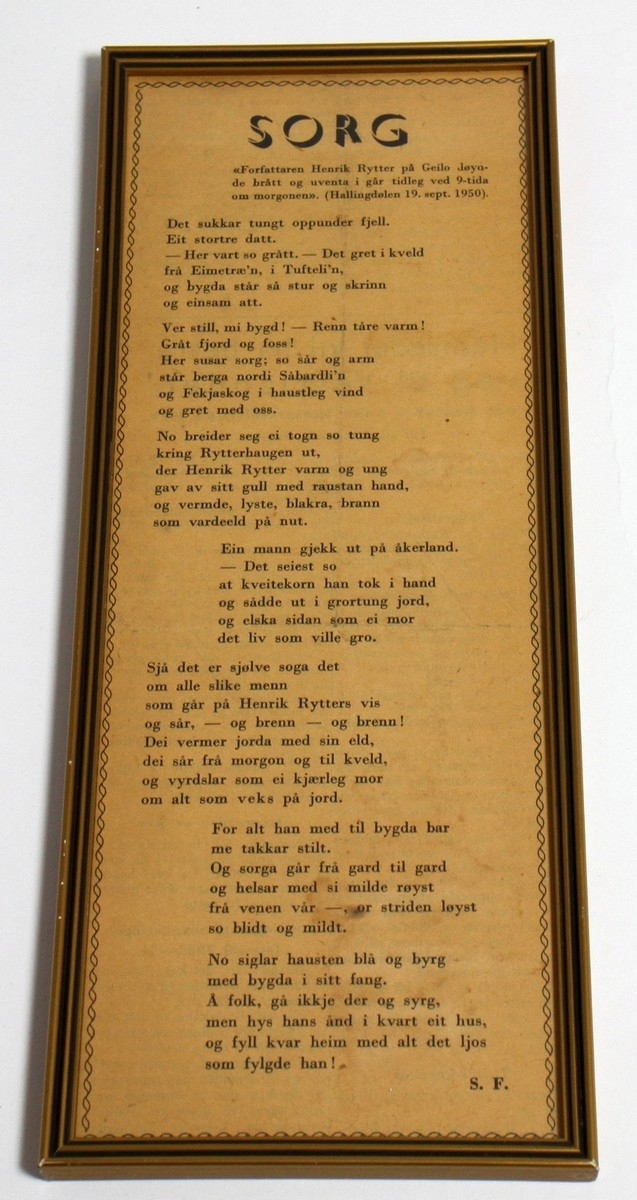 Skulestyrar Stein Fossgard sitt dikt in memoriam diktaren Henrik Rytter, som døydde 18. september 1950. Diktet stod på trykk i Hallingdølen 19. september under tittelen er "Sorg". Det er oppbygd av sju vers, og det er i glas og ramme. Innramming er utført av E. Gabrielsen rammeforretning.