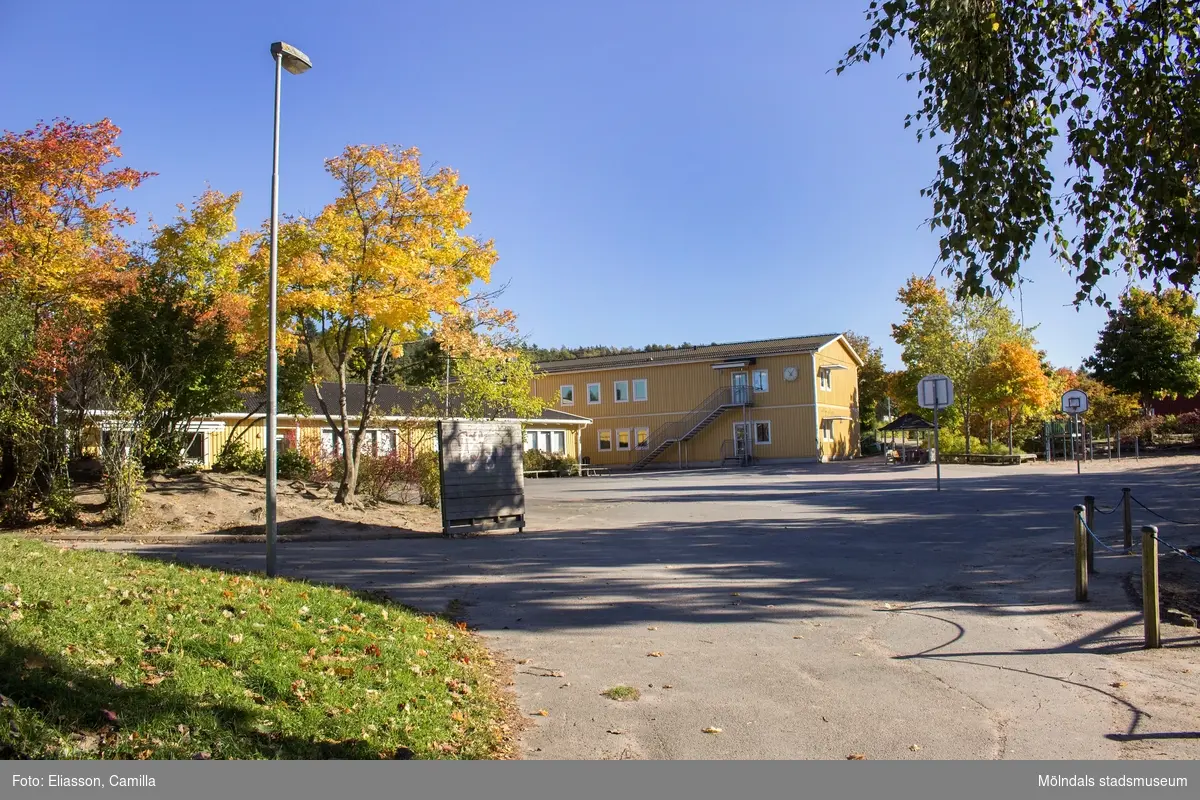 Östergårdsskolan med tillhörande skolgård. Skolan har adress Våmmedalsvägen 25. Våmmedal i Kållered den 6 oktober 2016. Vy mot nordost.