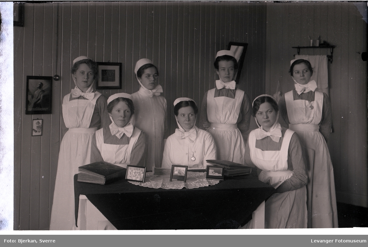 Gruppebilde av kvinner, sykesøstre