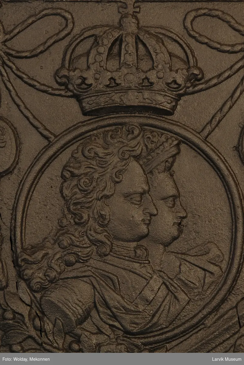 kronet protrett av kronprins Fredrik IV og kronprinsesse Louise. på siden mindre medaljonger i snorverk med henholdsvis kronet L og F. under bånd med Vivant Fridrerik Loisa. på sidene laurbærblader.