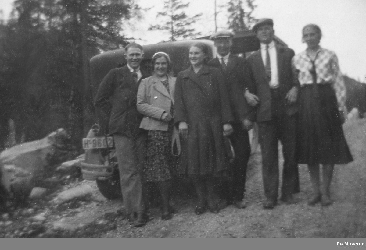 T.v Sveinung og Imma Forberg, Aasta og Johannes Strand.  Bilen tilhøyrer Johannes Strand