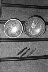 Rosemalte trefat og kniver med slire står oppstilt i trappen