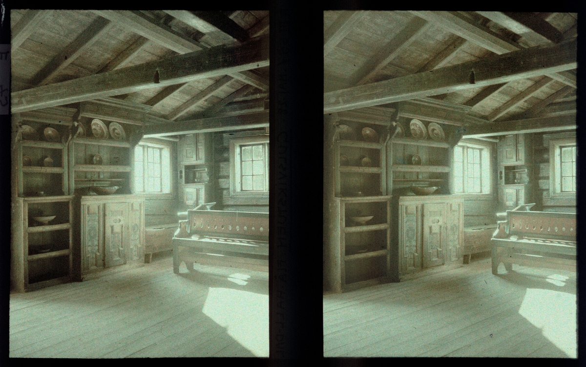 Stue fra Gulsvik i Hallingdal, Norsk Folkemuseum. Møblert med flere malte fremskap og benk. Tilhører Arkitekt Hans Grendahls samling av stereobilder.