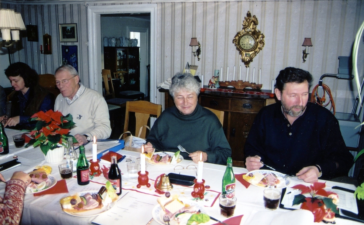 Styrelsemöte och julavslutning för Kållered Hembygdsgille i Vommedal Västergård, 1990-tal. Från vänster: 1. Ingela Nilsson Thorvaldsson, 2. Rolf Bäckman, 3. Gun Flygare och 4. Lennart Svensson.