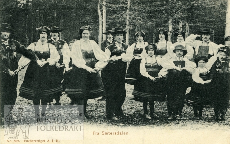 Postkort fra Setesdal, med kvinner og menn i folkedrakter