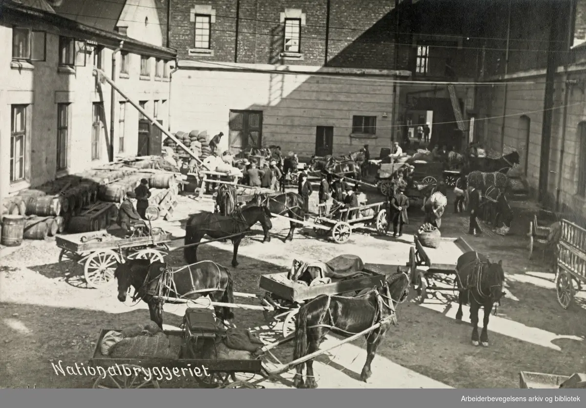 Nationalbryggeriets gårdplass. Kristiania kommunale.provianteringsråd hadde kornlager i bryggeriets lokaler.