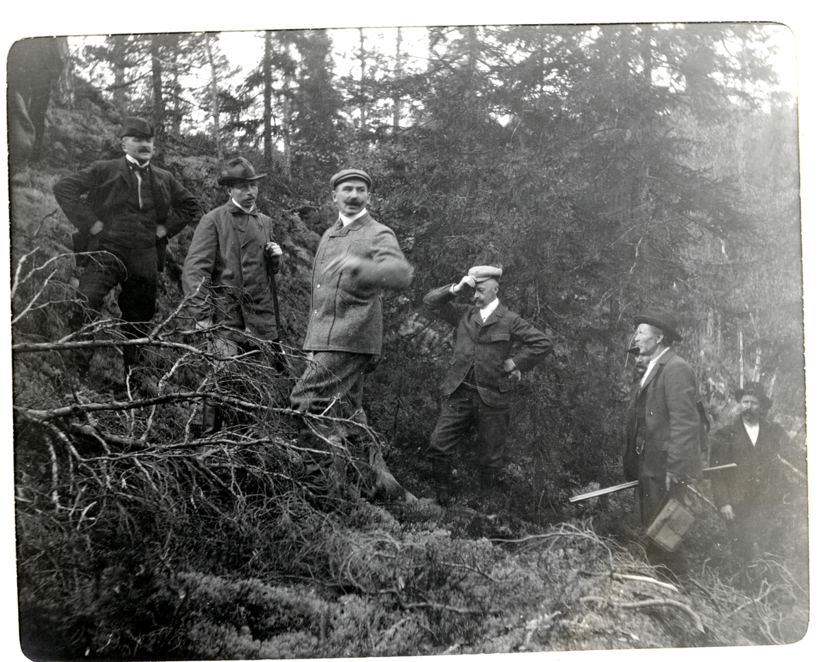Seks menn på elgjakt på Fossum-jordene i Bærum(?). Fotografert september 1905.