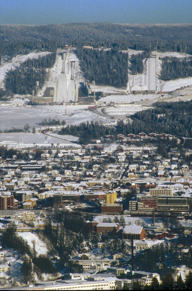 Lillehammer.  OL-anleggene i Kanthaugen og midtre del av sentrum.  Lysgårdsbakkene hoppanlegg og Kanthaugen freestyleanlegg.   Utsikt mot øst fra Saksumdalsvegen ovenfor Heimtunvegen.