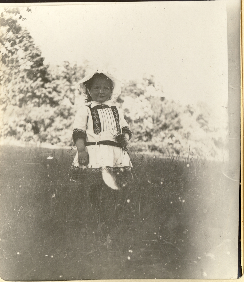 Mimi Egeberg fotografert i parken til Bogstad gård i juli 1908.