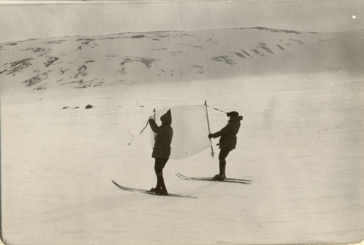 Vindseiling for to skiløpere på Russvatnet i Jotunheimen. Fotografert påsken 1910.