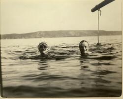 Serafina de Valdiva og Oscar Egeberg bader i Oslofjorden. An