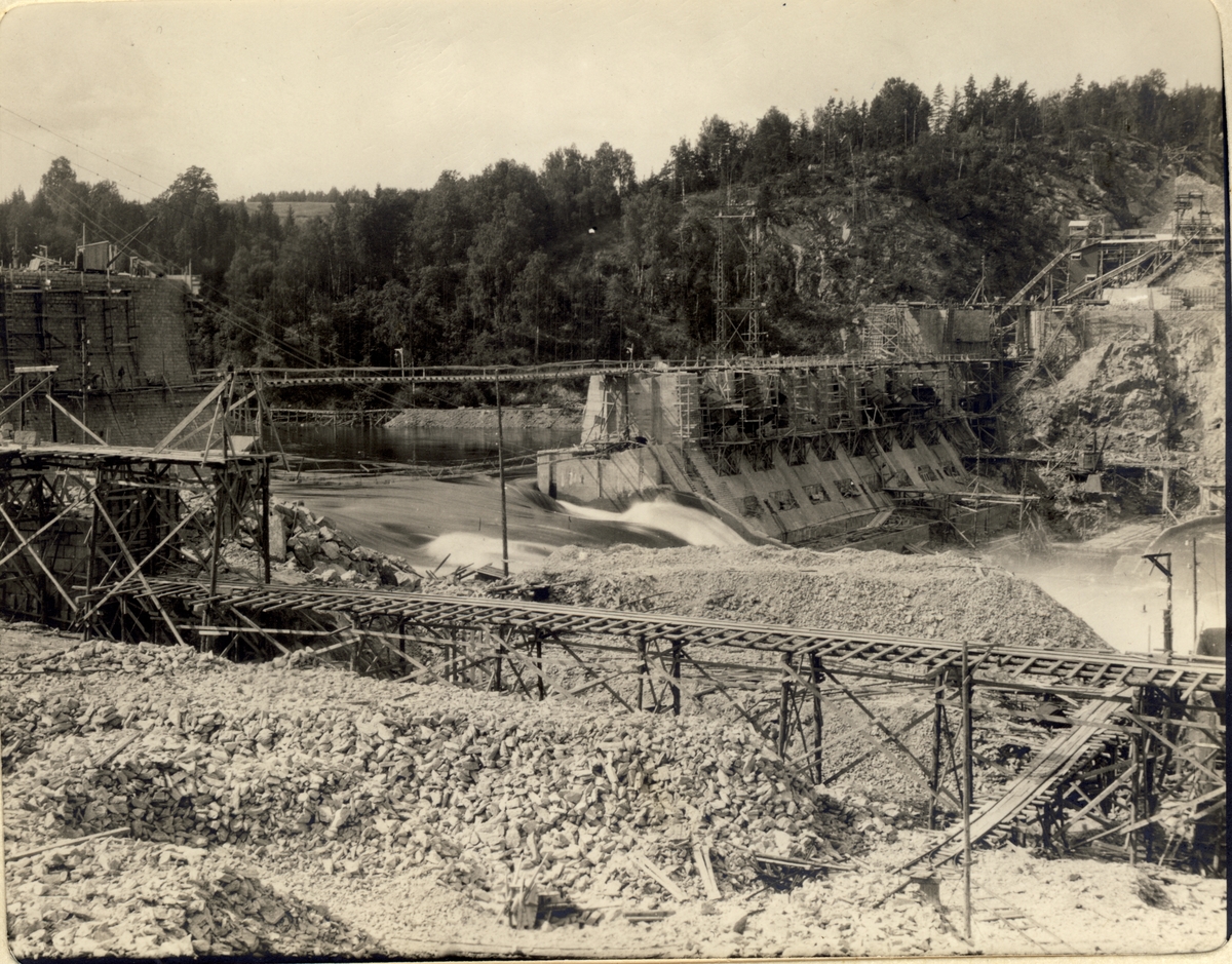 Vamma vannkraftverk i Glomma, under bygging i 1913. Produksjonstart var i 1915.