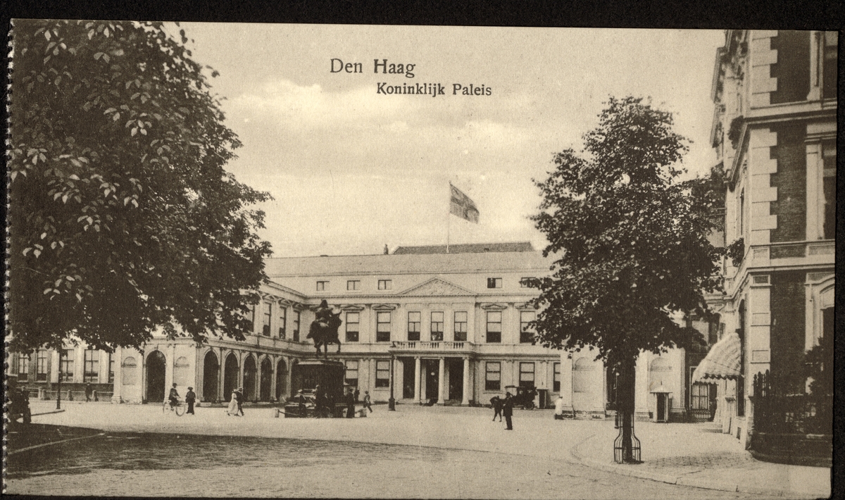 Det kongelige palass i den Haag, Nederland, med en rytterstatue på slottsplassen. Antagelig et postkort kjøpt i 1922 under en rundreise i Europa.