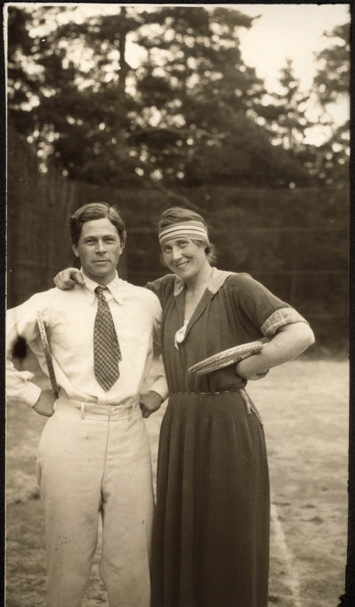 Ferdinand Egeberg og kona Amélie på tennisbanen. Fotografert 1922.