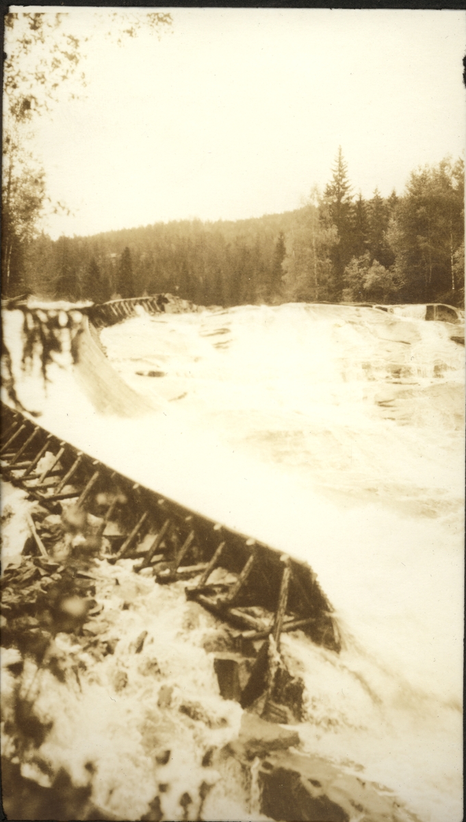 Demning, antagelig ved Mykledammen i Siljan. Fotografert juni 1924 i forbindelse med Forstmandsforeningens utflukt til Fritzøe.