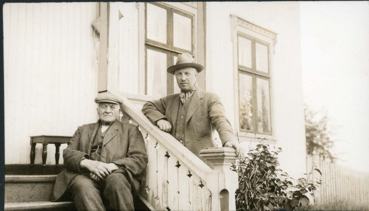 Westye P. Egeberg besøker T. Knudsen på Tenaasen, antagelig i Åmot, Hedmark. Fotografert juli 1924.