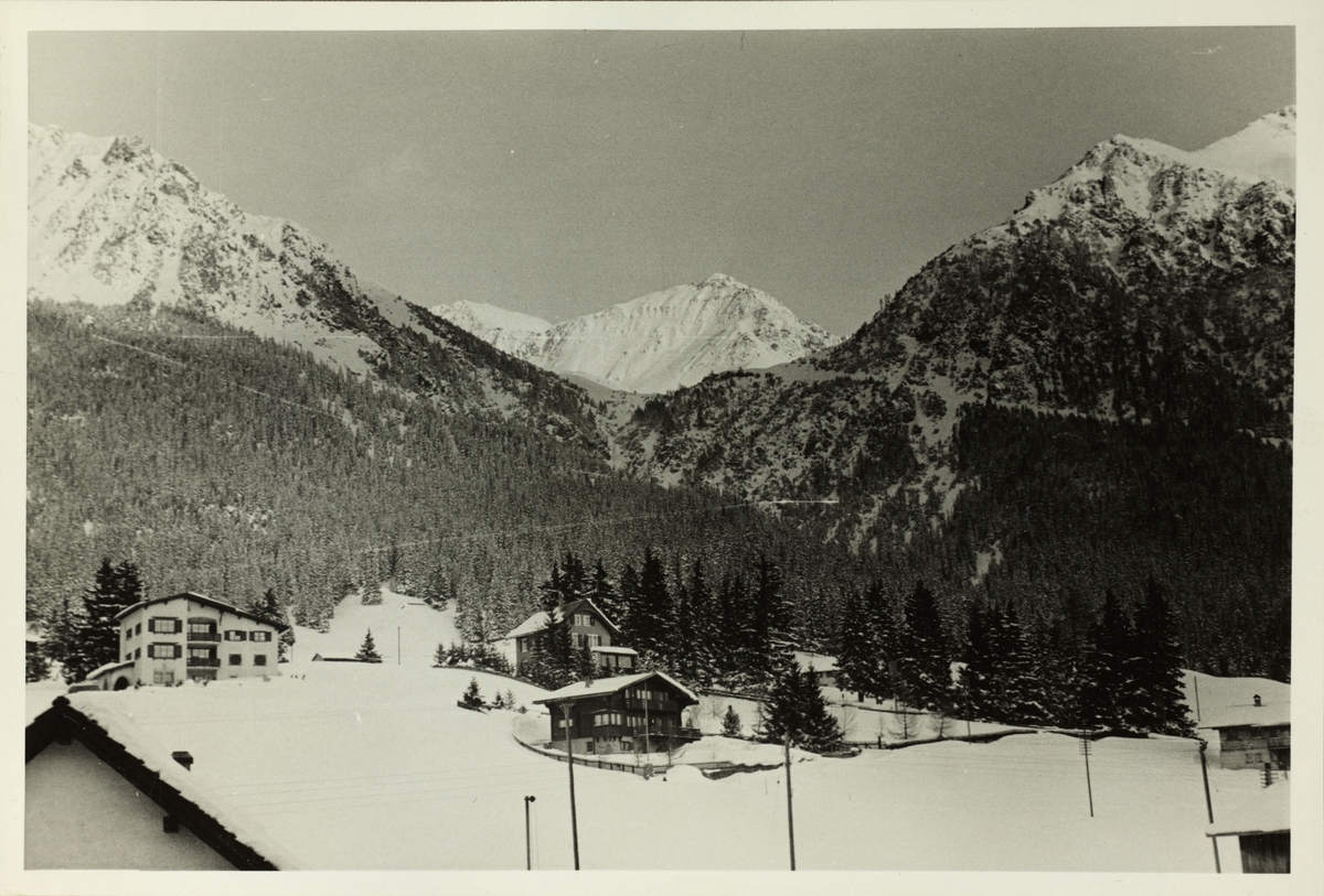 Utsikten fra Westye Egebergs hotellvindu i Lenzerheide, Sveits. Skiklubben Fram invitert dit av medlem. Fotografert i februar 1952.