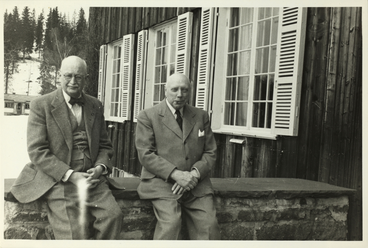 Waldemar Kallevig og August Walle-Hansen på verandaen på Toresplassen, Sollihøgda i Buskerud. Antagelig fotografert 1952.