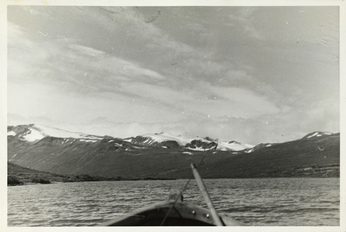 Utsikt fra båt mot feriestedet Russboden, til høyre i bildet, ved Russvatnet i Jotunheimen. Fotografert 1952.