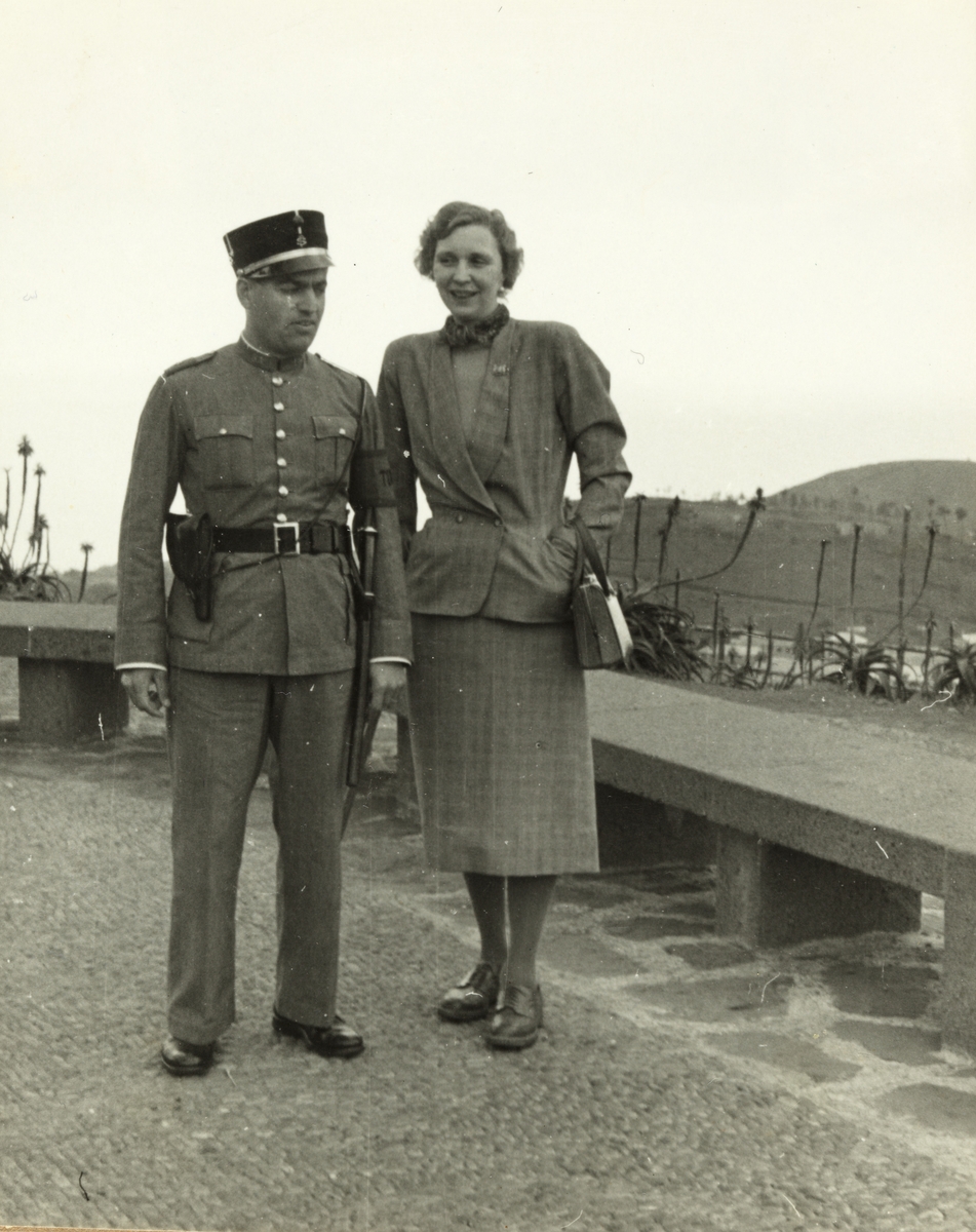 Evelyn Løvenskiold poserer med potugisisk politimann på Madeira. Fotografert januar 1953.