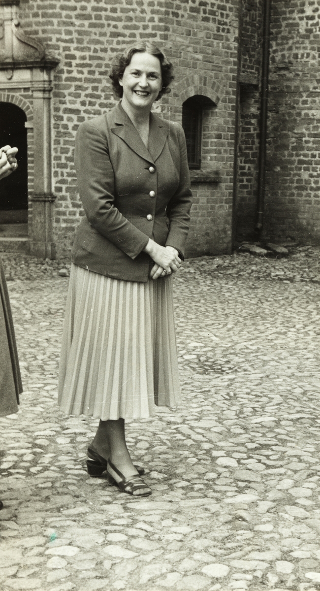 Friherreinne Margaretha von Schwerin på gårdsplassen til Skarhults slott i Skåne, Sverige. Fotografert 1953.
