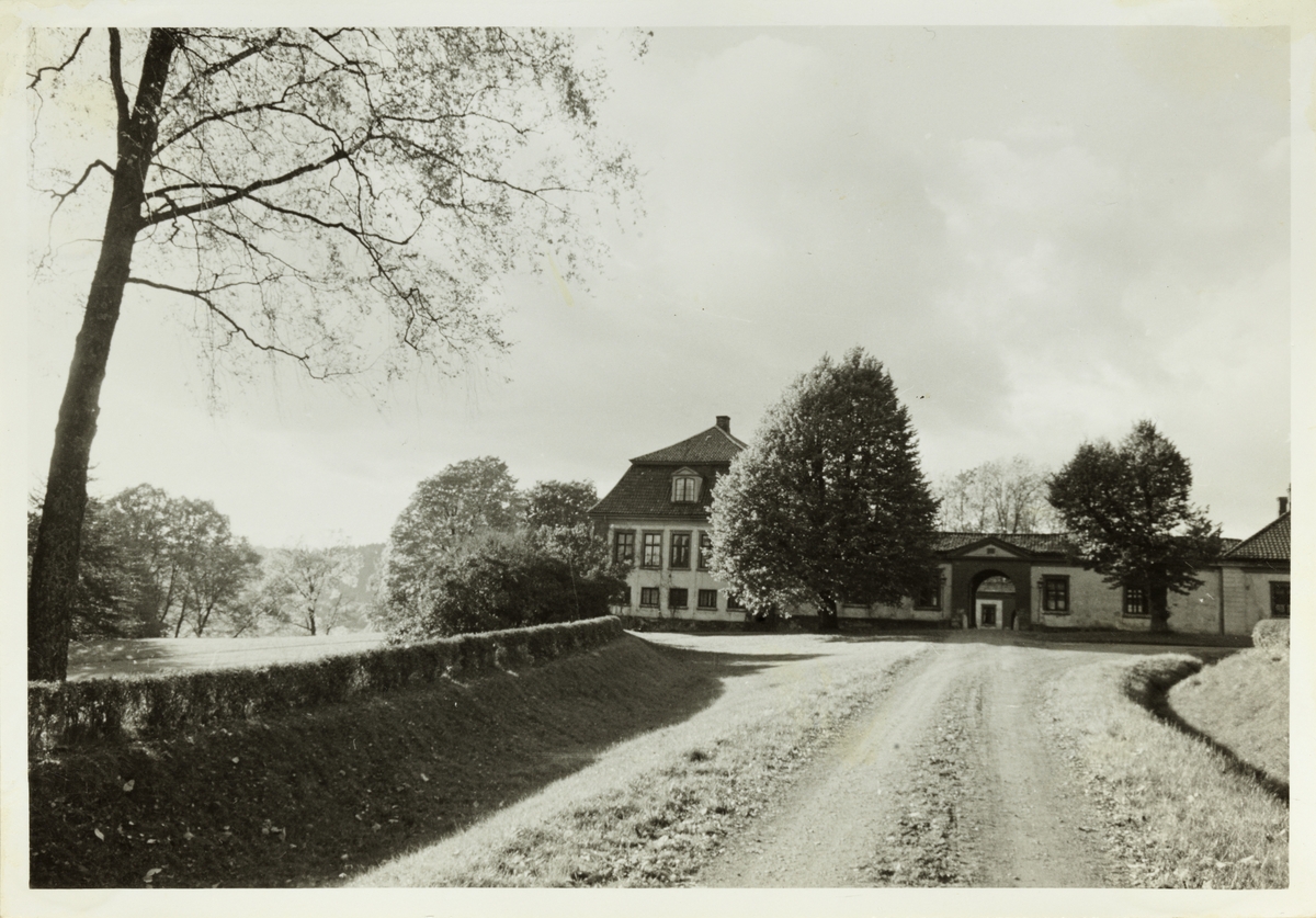 Bogstad gård med inngangsportalen. Fotografert 1954 av en gjest på gården.
