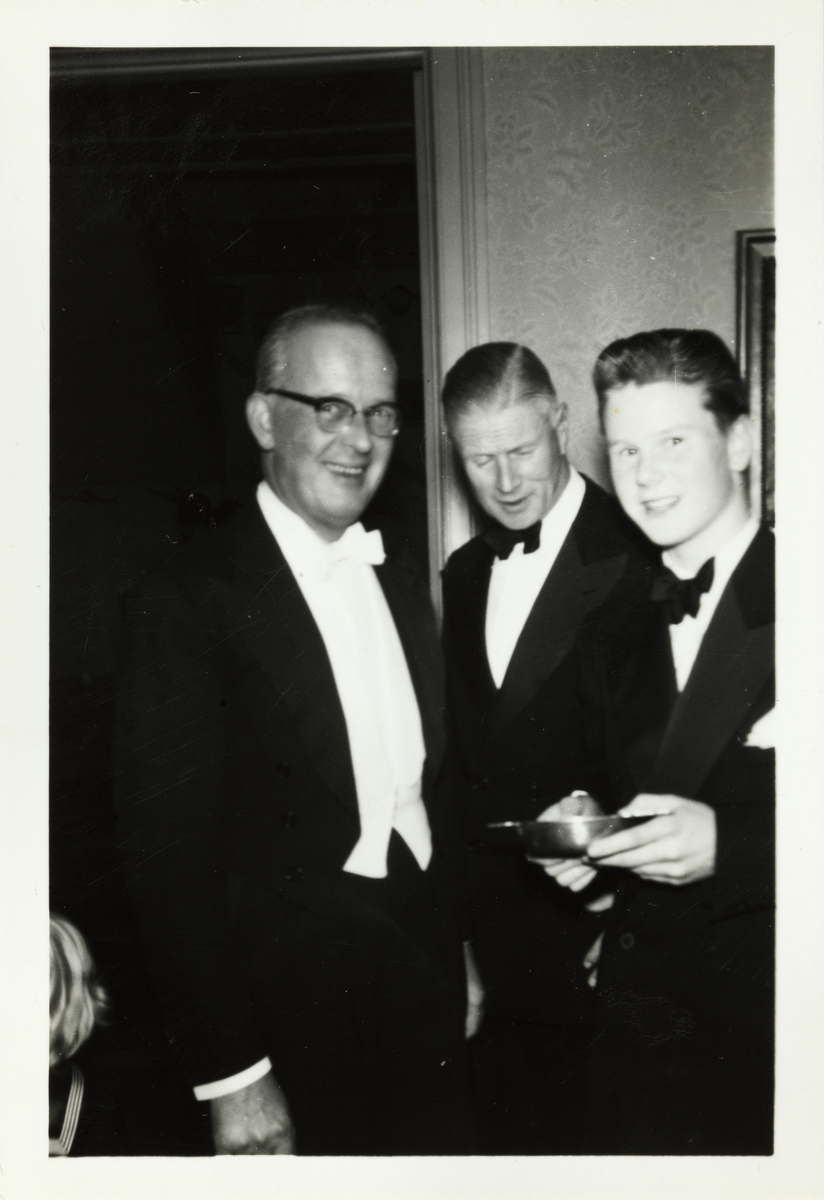 Fra Thorvald Herman Løvenskiolds konfirmasjon. Fra venstre Per Heiberg, Herman S. Løvenskiold og Thorvald Løvenskiold. Fotografert desember 1955.