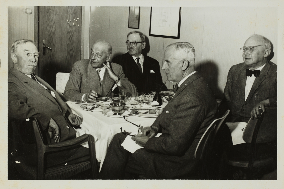  Medlemmer av skiklubben Fram sitter rundt et middagsbord. Fra venstre Westye Parr Egeberg, Christian Blom, Barthold A. Butenschøn, Johannes Brun og Sven Adolf Solberg. Fotografert juni 1957.