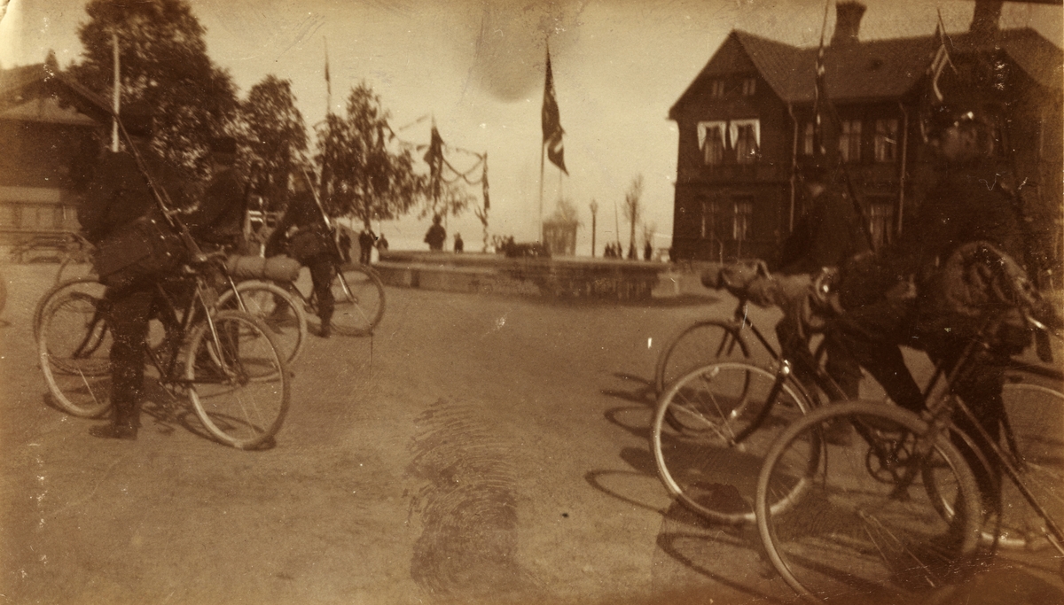 Soldater fra Søndenfjeldske Hjulrytterkompani sykler gjennom Levanger på vei fra Koppang til Værnes. Fotografert 1901.